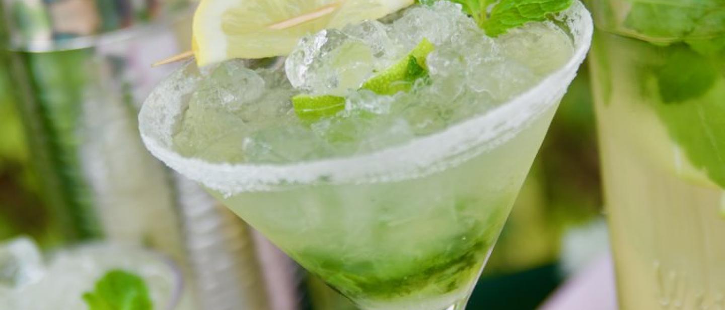 Fresh mojito mocktail with garnish of mint leaves, ice, and sliced lime